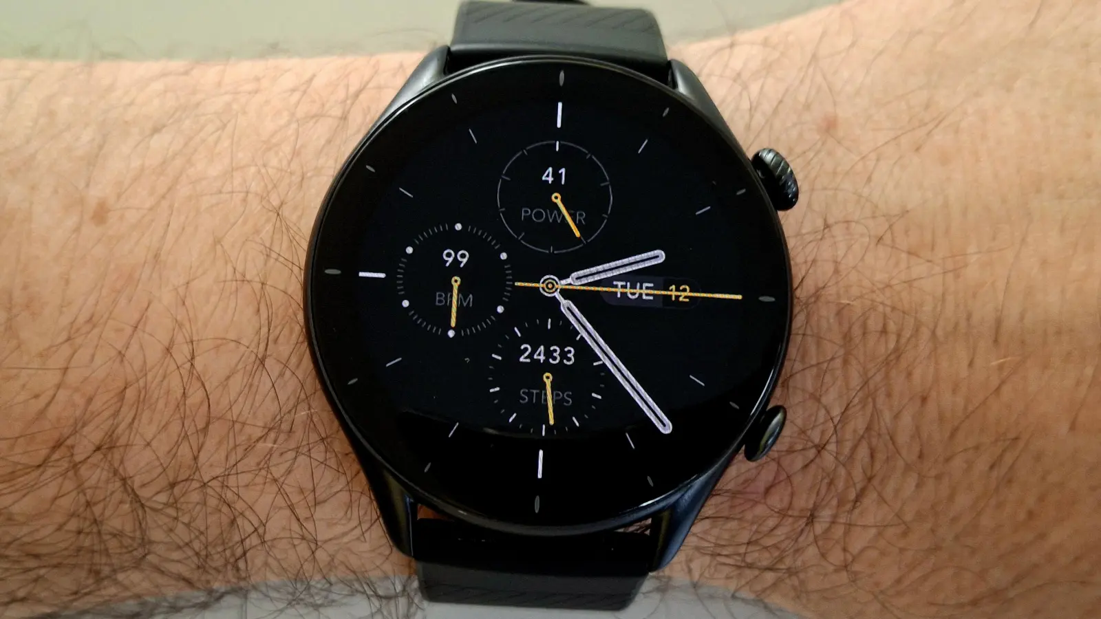 Smartwatches sind nicht nur digitale Armbanduhren. Sie können auch Benachrichtigungen anzeigen, Notrufe auslösen und vieles mehr. (Symbolbild: Cheyenne Buchmann)