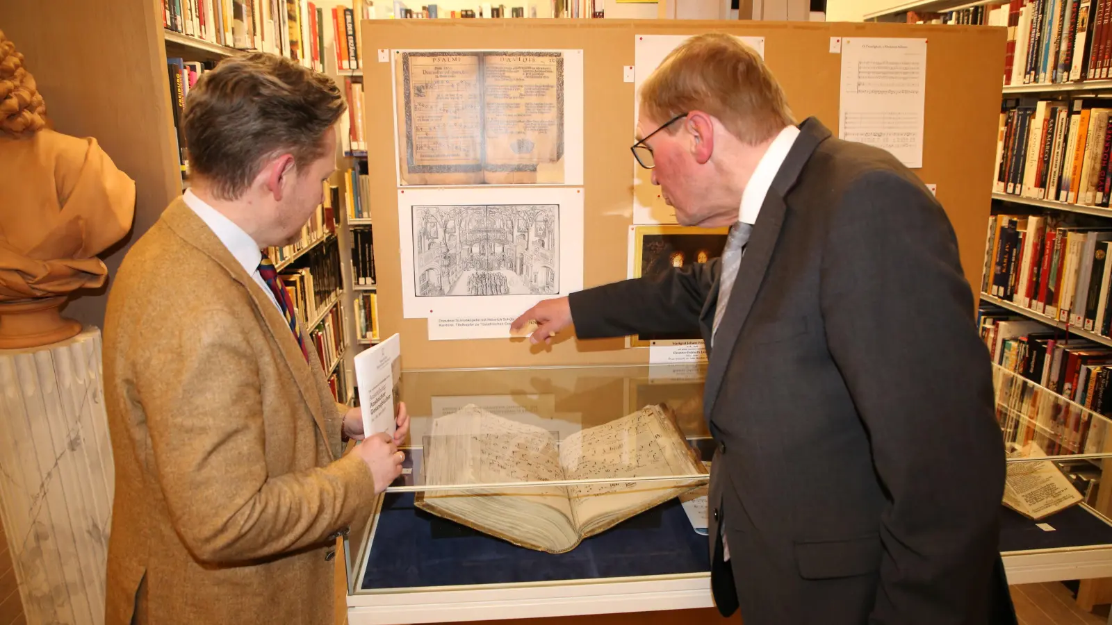 Nahmen die Ausstellungsstücke selbst unter die Lupe: Bibliotheksleiter Christian Mantsch (links) und Kirchenmusikdirektor Rainer Goede. (Foto: Alexander Biernoth)