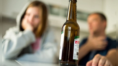 Gesundheitspolitiker warnen vor frühzeitigem Alkoholkonsum. (Symbolfoto) (Foto: Alexander Heinl/dpa/dpa-tmn)