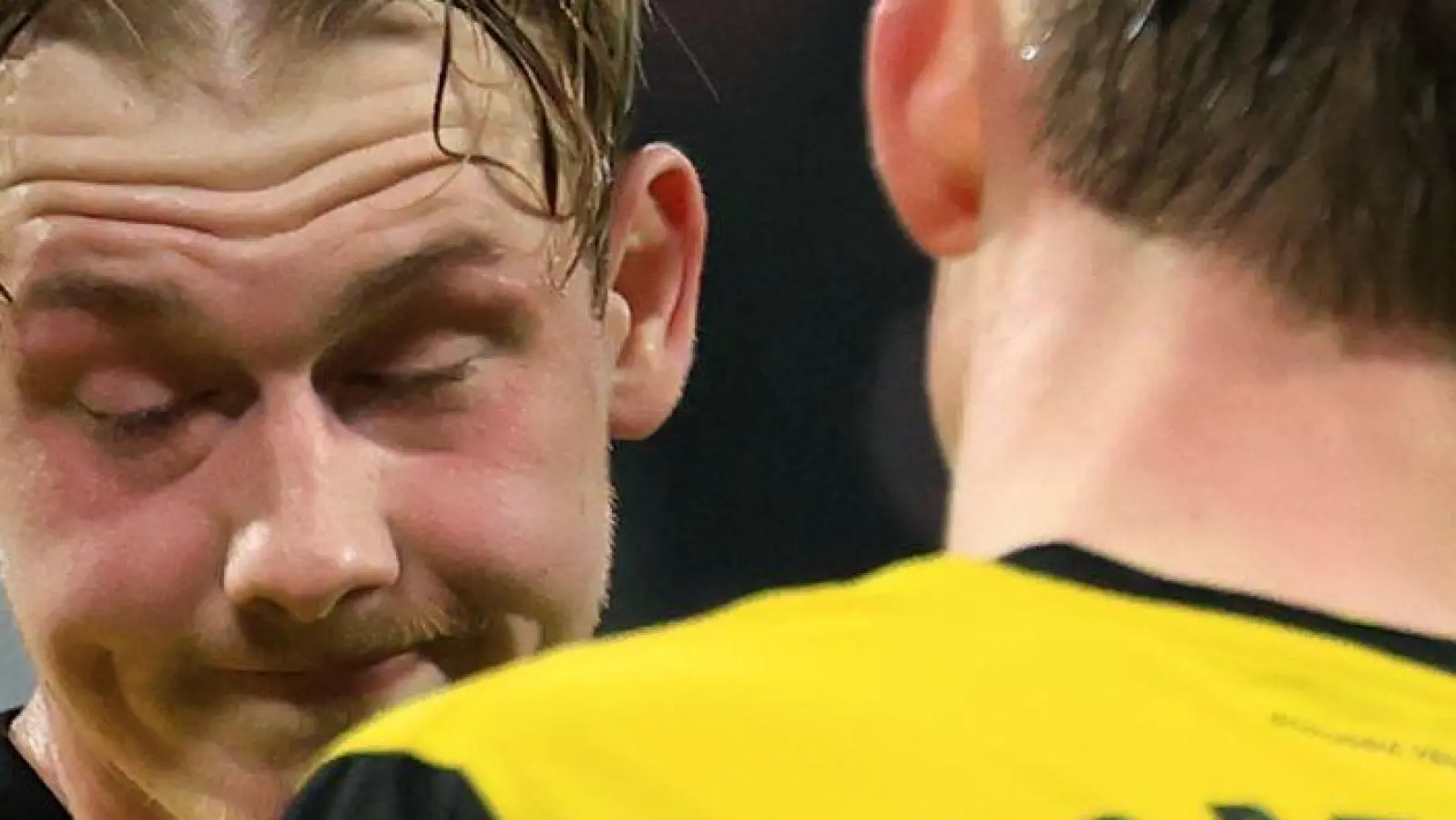 Julian Brandt (l.) und Maximilian Beier sind nach der Niederlage enttäuscht. (Foto: Jan Woitas/dpa)