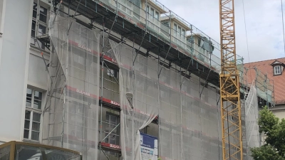 Die Baustelle am Montgelasplatz gehört beinahe schon zum Stadtbild. Nun sollen die Arbeiten aber zügig vorangehen. (Foto: Florian Pöhlmann)