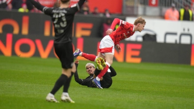 Kampfspiel: Kaiserslauterns Mika Haas im Duell mit dem Fürther Aaron Keller.  (Foto: Thomas Frey/dpa)