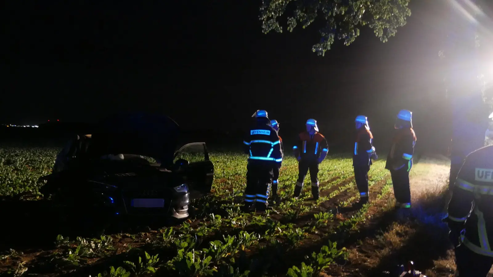 Viel Glück hatten die beiden Frauen, die in der Nacht auf Dienstag mit ihrem Auto von der Straße zwischen Langensteinach und Welbhausen abkamen und an einem Baum entlangschrammten. (Foto: Ulrike Ganter)