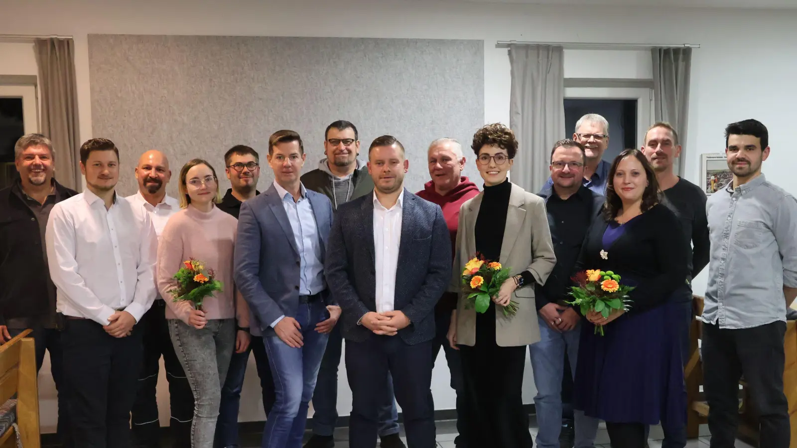 Die BürgerGemeinschaft Markt Bibart hat ihr Team für die Kommunalwahlen beieinander inklusive eines Bewerbers ums Bürgermeisteramt (von links): Rainer Eberl, Benny Pawlitschek, Stefan Stasink, Denise Spies, Matthias Fellner, Martin Czasch, Alexander Demmel, Spitzenkandidat Fabian Wiederer, Bernhard Frühwald, Rebekka Hack, Christian Kern, Uwe Wittmann, Elisabeth Hornung, Andi Kloha und Maxi Völker. (Foto: Andreas Reum)