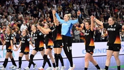 Noch ein Sieg trennt die deutschen Handballerinnen von einer WM-Medaille.  (Foto: Federico Gambarini/dpa)