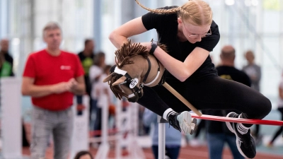 Beim Hobby-Horsing braucht es Ausdauer - die Sportart kommt aus Finnland. (Archivbild) (Foto: Boris Roessler/dpa)