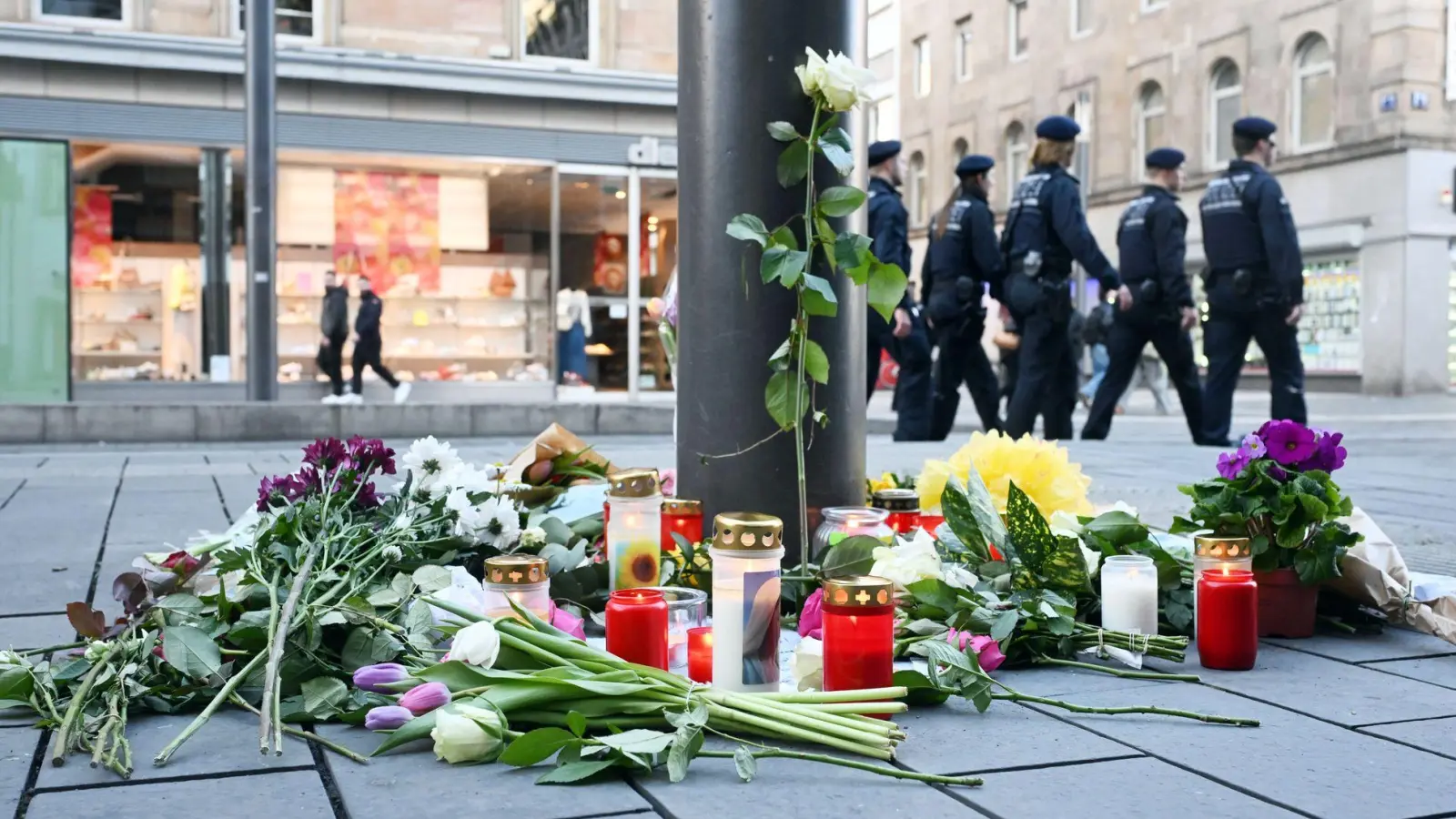 Bisher lagen Blumen an mehreren Stellen - nun richtet die Stadt Mannheim einen zentralen Gedenkort ein. (Archivbild) (Foto: Uli Deck/dpa)