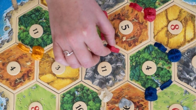 „Catan“ wird weltweit und millionenfach gespielt. (Archivbild)  (Foto: Marijan Murat/dpa)