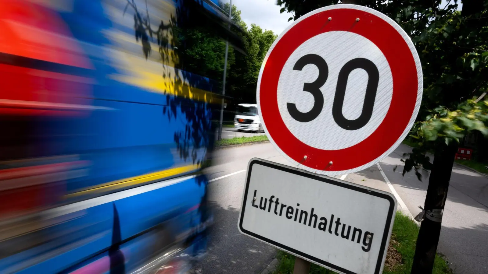 Wegen zu hoher Stickstoffdioxidwerte dürfen Autos an der Landshuter Alle nicht schneller als 30 Kilometer pro Stunde fahren. (Symbolbild) (Foto: Sven Hoppe/dpa)