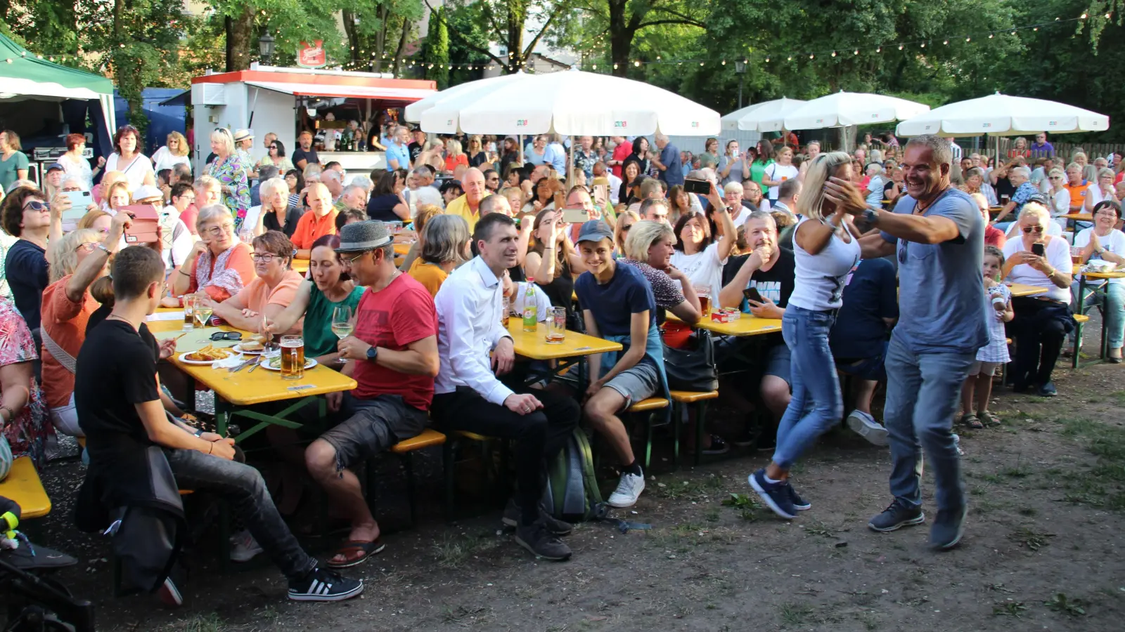 Tanzen und Schlemmen auf der Ziegenwiese – wie hier beim Festprogramm 2024 – kann man in diesem Jahr sogar an zwei Wochenenden im Juli. (Archivfoto: Robert Maurer)