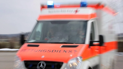 Drei Verletzte wurden in ein Krankenhaus gebracht. (Symbolbild) (Foto: Stephan Jansen/dpa)