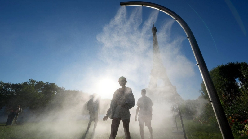 Mit Sprühnebelduschen will Paris seinen Bewohnerinnen und Bewohnern Abkühlung verschaffen. (Archivbild) (Foto: Marcus Brandt/dpa)