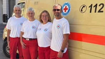 Martin und Petra Schuster sowie Birgit und Hardy Zießler (von links) stehen bei der Bachwoche im Notfall bereit. Das Team arbeitet ehrenamtlich – und liebt die Musik von Johann Sebastian Bach.  (Foto: Lara Hausleitner)