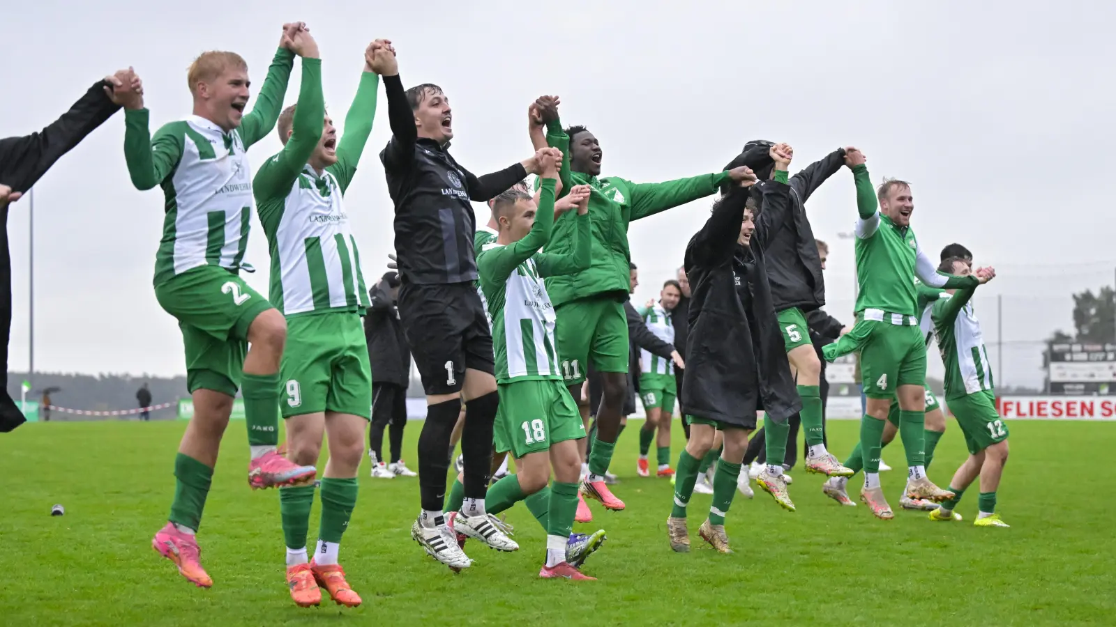 Die Burgoberbacher Spieler feiern den Kerwa-Sieg im Lokalderby gegen Neuses. (Foto: Martin Rügner)