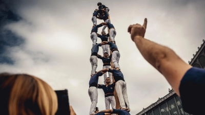 Hoch hinaus: Die „Capgrossos de Mataro“ bauen einen menschlichen Turm während der „Diada Castellera“. (Foto: Matthias Oesterle/ZUMA Press Wire/dpa)