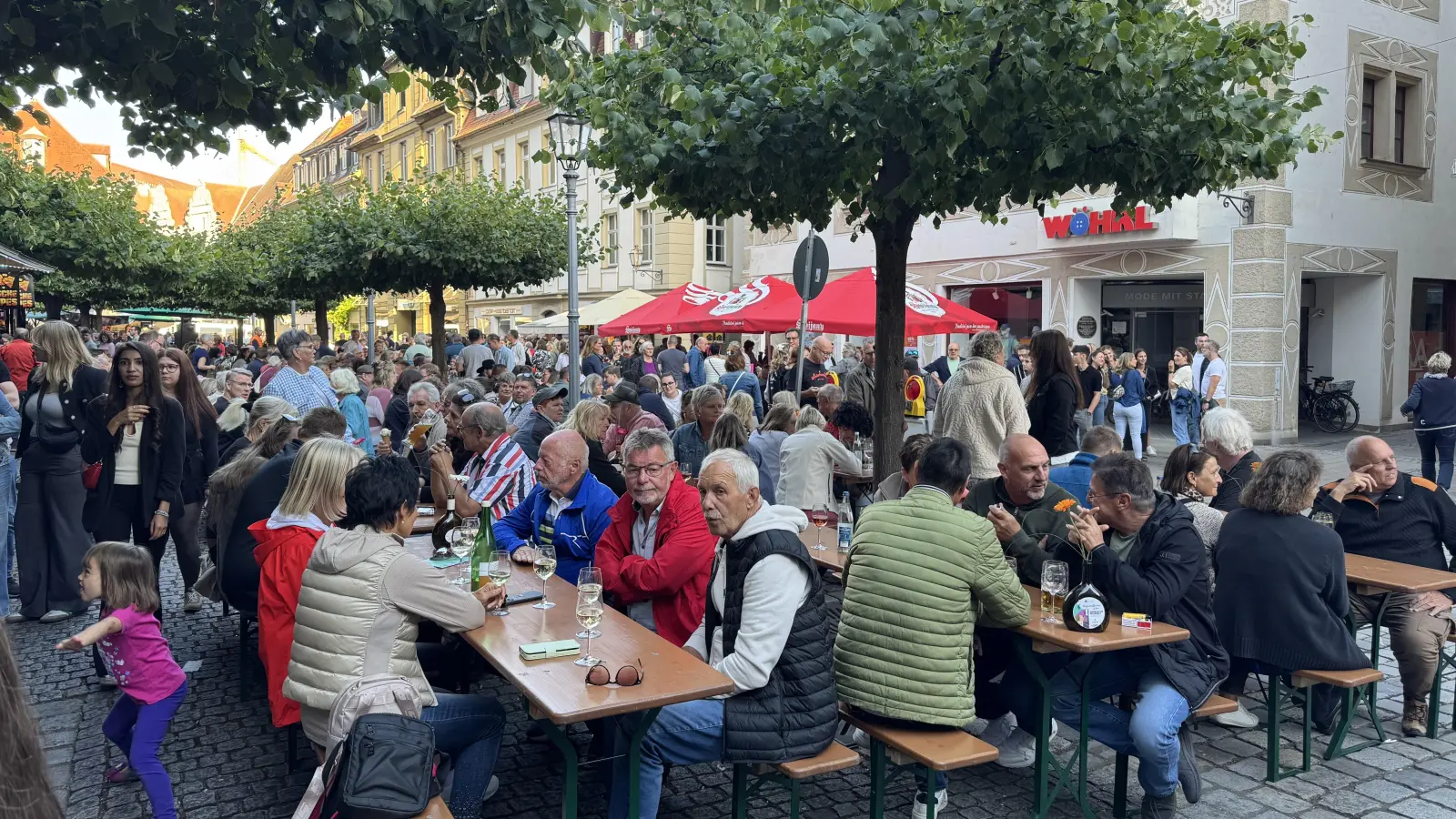 Gut gefüllt waren die Reihen beim Weinfest in der Ansbacher Fußgängerzone. Die kühleren Temperaturen taten dem Schoppen-Genuss keinen Abbruch. (Foto: Oliver Herbst)