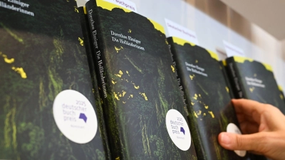 Es dürfte eines der aktuell gefragtesten Bücher sein, doch wer den Roman kaufen will, sucht mitunter vergeblich nach „Die Holländerinnen“.  (Foto: Arne Dedert/dpa)