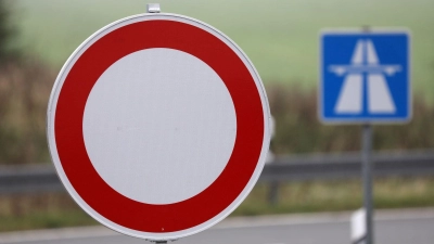 Eine Fahrspur wird am Donnnerstagabend am Kreuz der A6/A7 bei Feuchtwangen gesperrt.  (Foto: Bernd Wüstneck/dpa/Archivbild)