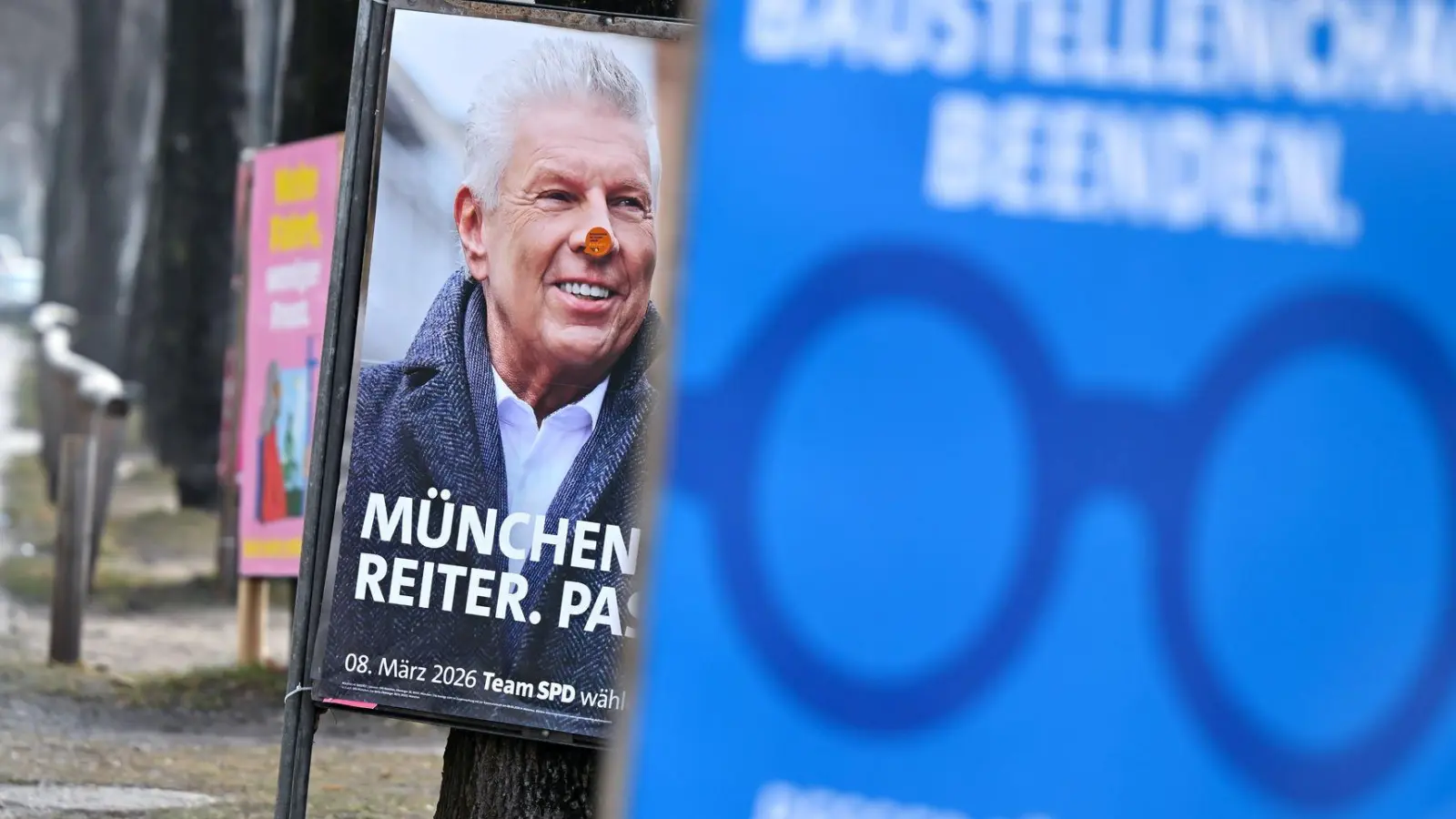Wahlplakate in München weisen auf die Kommunalwahl am 8. März hin. (Foto: Sven Hoppe/dpa)