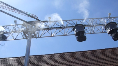 Die neue Vernebelungsanlage, die an den Bühnentraversen im Kreuzgang installiert ist, funktioniert im Moment nicht: Grund dafür ist ein von der Pumpe verursachter Kurzschluss (Foto: Jasmin Kiendl)