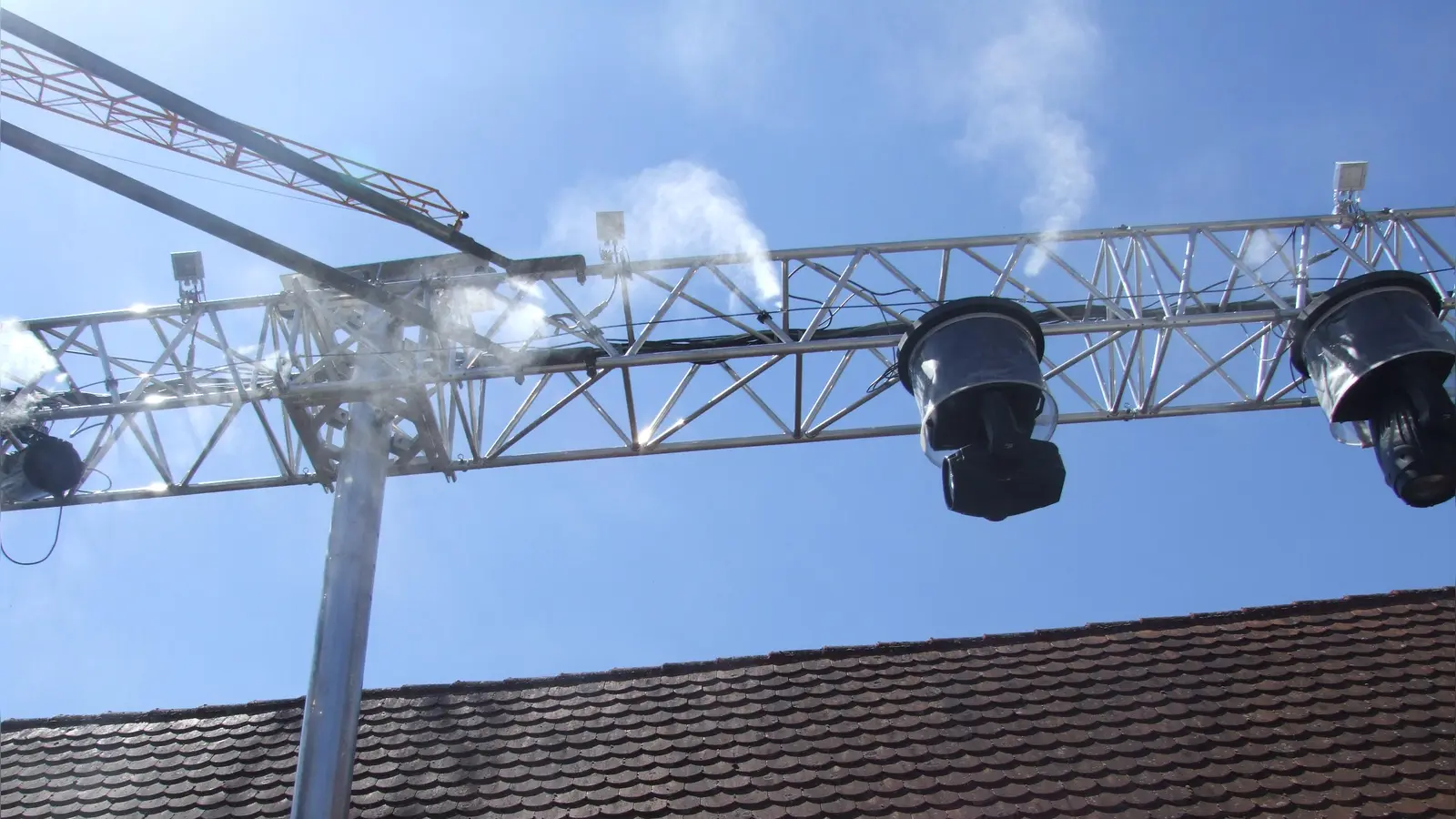 Die neue Vernebelungsanlage, die an den Bühnentraversen im Kreuzgang installiert ist, funktioniert im Moment nicht: Grund dafür ist ein von der Pumpe verursachter Kurzschluss (Foto: Jasmin Kiendl)