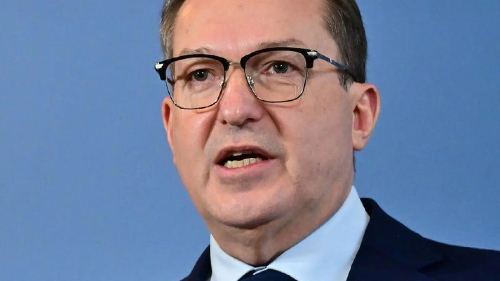 Nach dem Etappensieg der AfD vor Gericht lässt Dobrindt sein Haus ein wichtiges Gutachten nachprüfen. (Foto: Sebastian Christoph Gollnow/dpa)