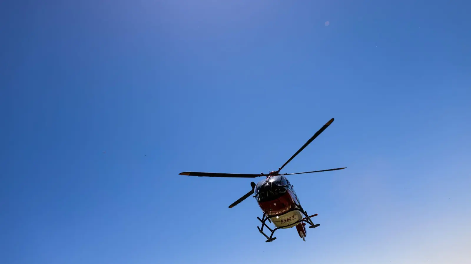 Der Motorradfahrer wurde mit einem Hubschrauber in eine Klinik gebracht. (Symbolbild) (Foto: Philipp von Ditfurth/dpa)