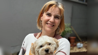 Alrun Schwarz mit Brösel, den die Schulleiterin derzeit zum Schulhund ausbildet.  (Foto: Lara Hausleitner)