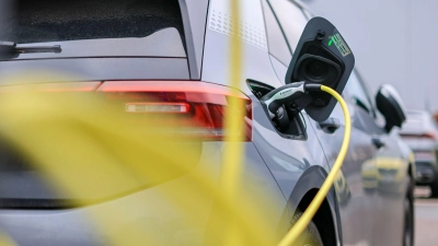 Wegen fehlerhafter Batteriezellen bereitet VW einen Rückruf von E-Autos vor. (Symbolbild) (Foto: Jan Woitas/dpa)