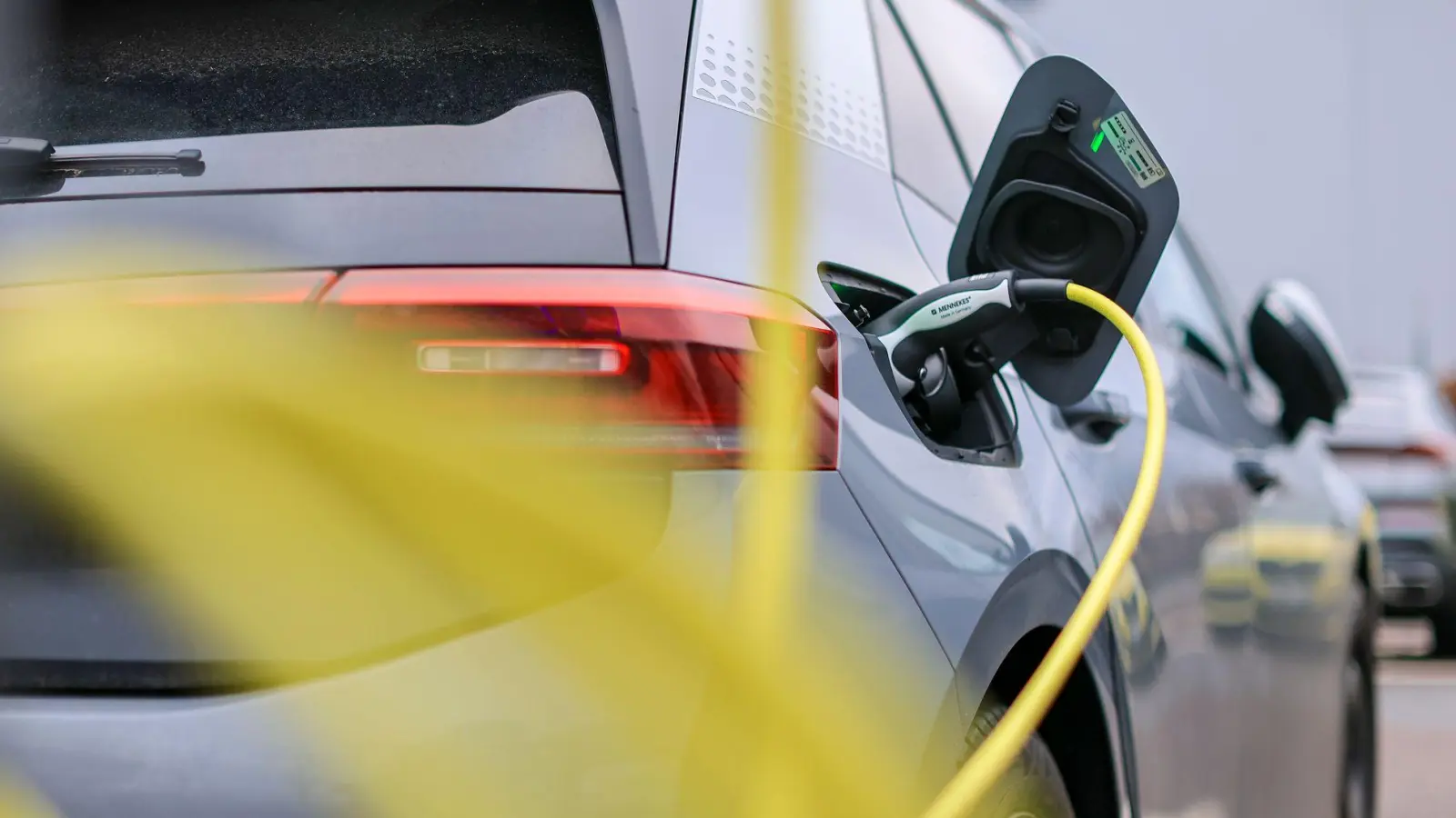 Wegen fehlerhafter Batteriezellen bereitet VW einen Rückruf von E-Autos vor. (Symbolbild) (Foto: Jan Woitas/dpa)