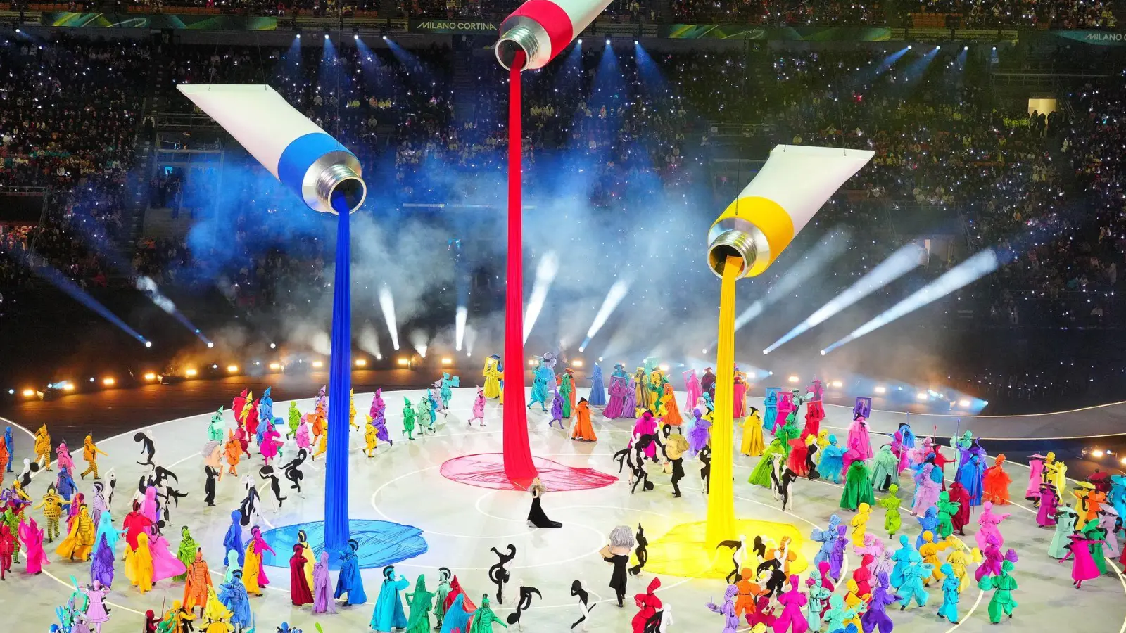 Farbenfroh ging die Eröffnungsfeier über die Bühne. (Foto: Michael Kappeler/dpa)