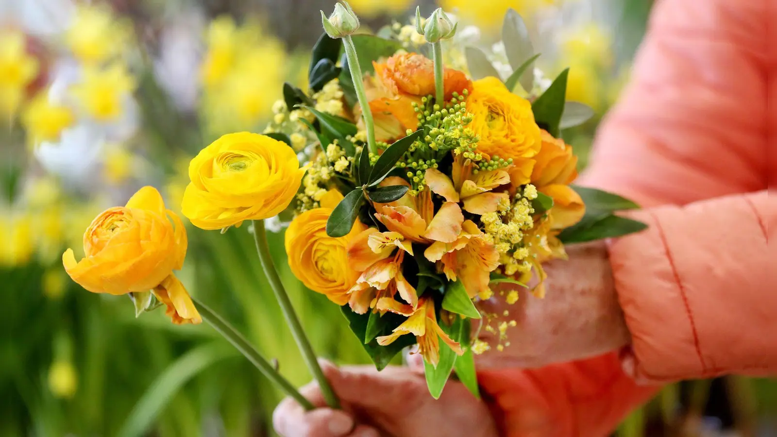 Statt rote Rosen: Wer im Blumenladen kauft, statt online zu bestellen, kann den Strauß nach individuellen Vorlieben zusammenstellen. (Foto: Roland Weihrauch/dpa/dpa-tmn)