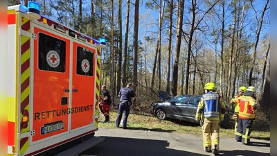 Vermutlich in Folge eines medizinischen Notfalls prallte der Wagen der Frau gegen einen Baum.  (Foto: Rainer Weiskirchen)