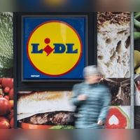 Der Discounter Lidl ruft spanische Würste zurück, bei denen die Kühlkette möglicherweise unterbrochen wurde. (Symbolbild) (Foto: Marijan Murat/dpa)