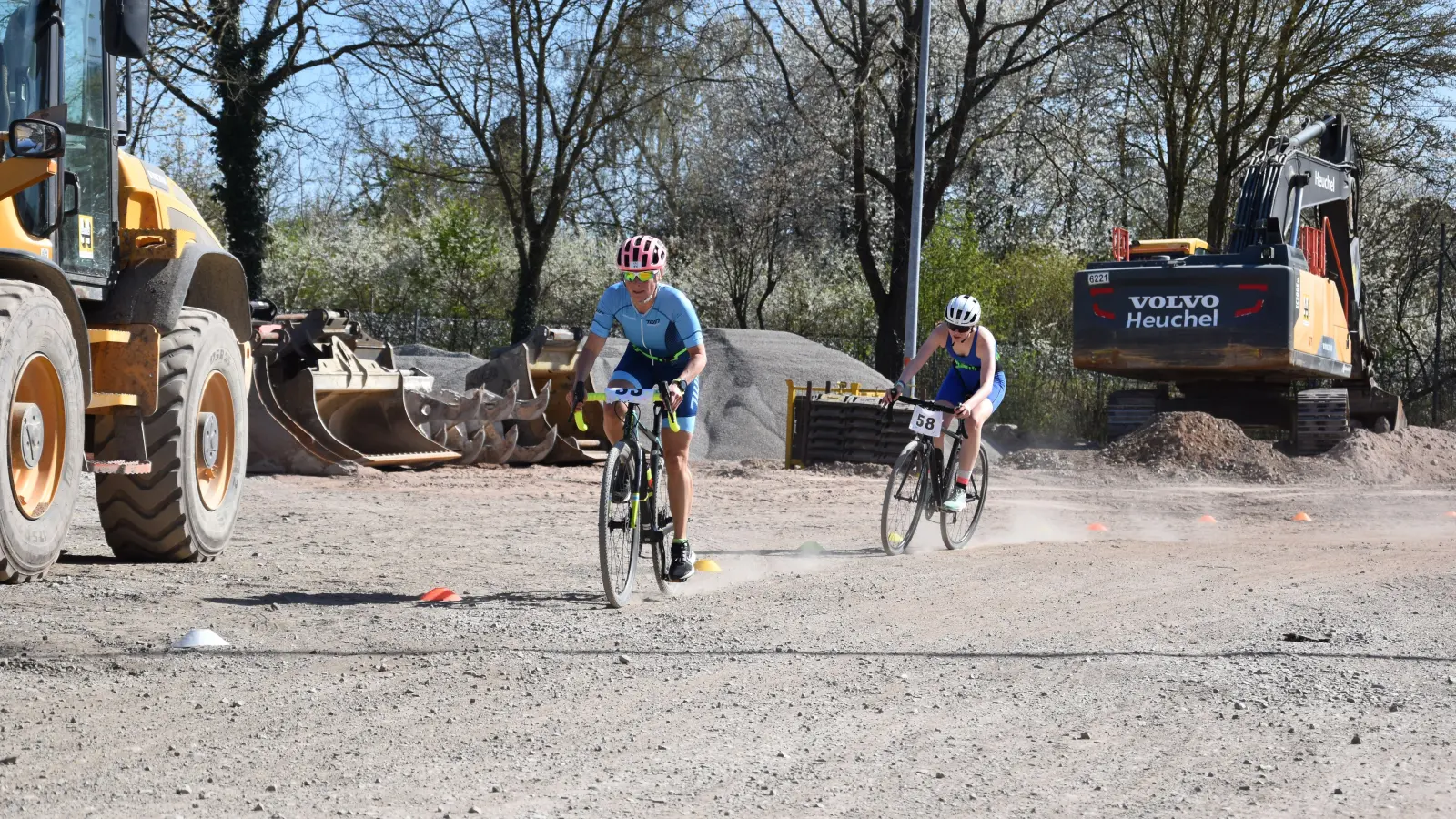 Staubige Angelegenheit auf der Baustelle: Siegerin Astrid Zunner vor Josefine Mendler. (Foto: Jörg Behrendt)