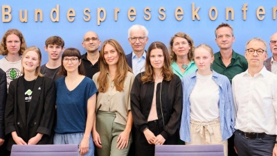 Klimaschutz-Aktivistinnen, darunter Luisa Neugebauer (M), haben neue Verfassungsbeschwerden vorgestellt. (Foto: Annette Riedl/dpa)