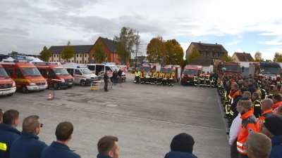 Rund 180 Einsatzkräfte traten auf dem Schießwasen in Dinkelsbühl zur Schlussansprache noch einmal an. (Foto: Peter Tippl)