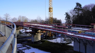 Das Projekt „neue Fußgängerbrücke über die Nördlinger Straße” neigt sich dem Ende zu. Im aktuellen Haushaltsplan sind noch Mittel für Restarbeiten eingestellt. (Foto: Simone Hedler)