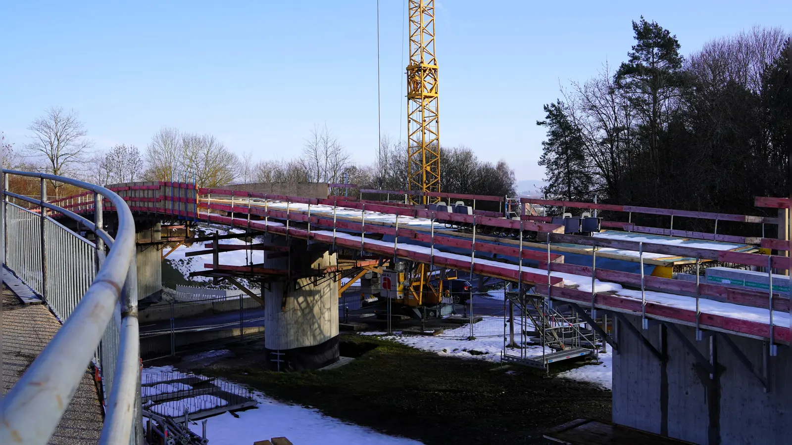 Das Projekt „neue Fußgängerbrücke über die Nördlinger Straße” neigt sich dem Ende zu. Im aktuellen Haushaltsplan sind noch Mittel für Restarbeiten eingestellt. (Foto: Simone Hedler)