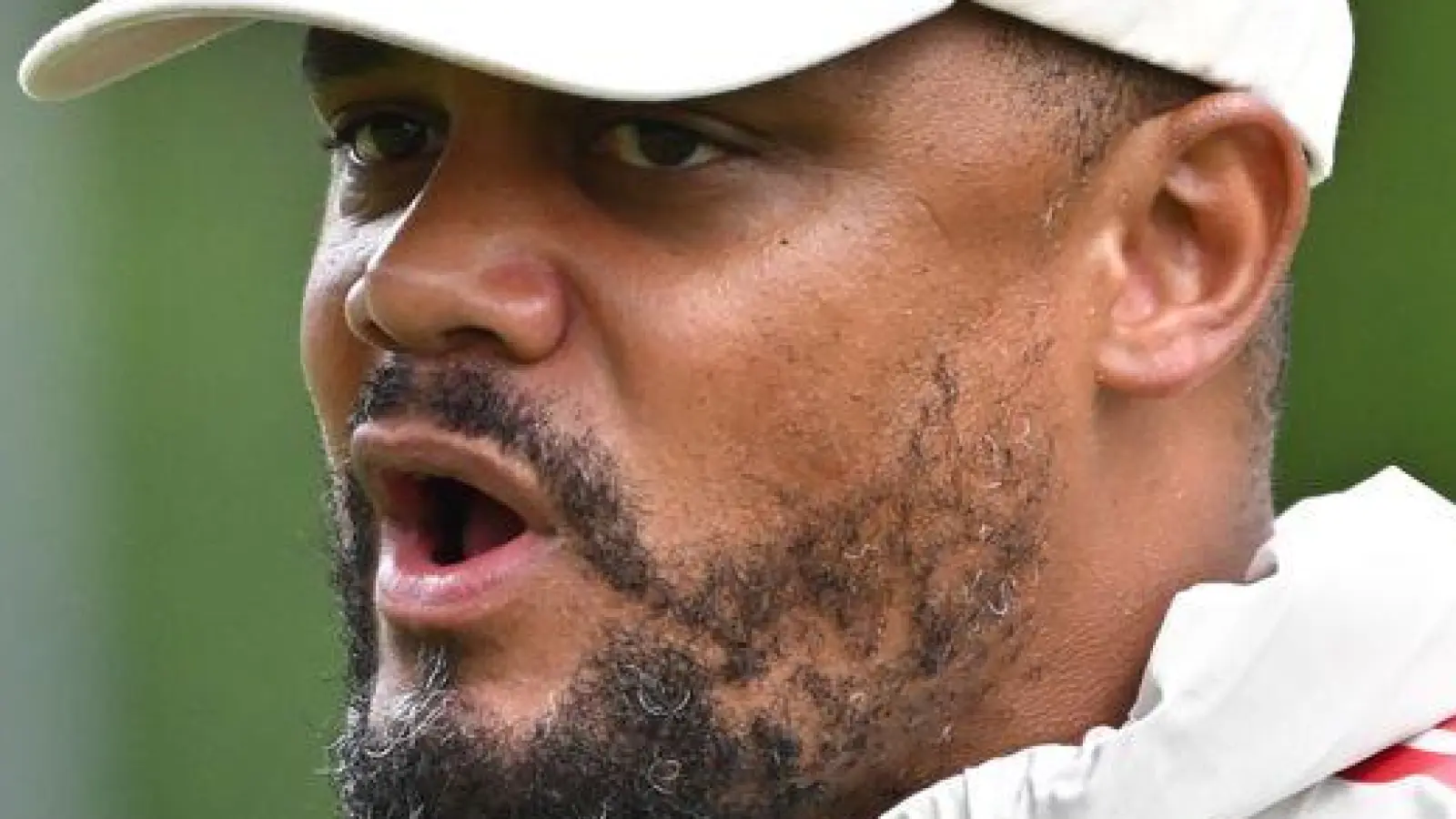 Trainer Vincent Kompany muss sich noch gedulden, bis sein Team komplett ist.  (Foto: Peter Kneffel/dpa)