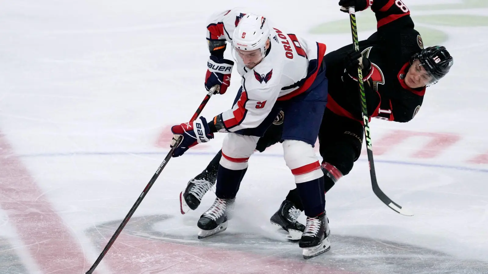 Der Verteidiger der Washington Capitals, Dmitry Orlov (l), wehrt sich gegen den linken Flügel der Ottawa Senators, Tim Stützle. (Foto: Adrian Wyld/The Canadian Press via AP/dpa)