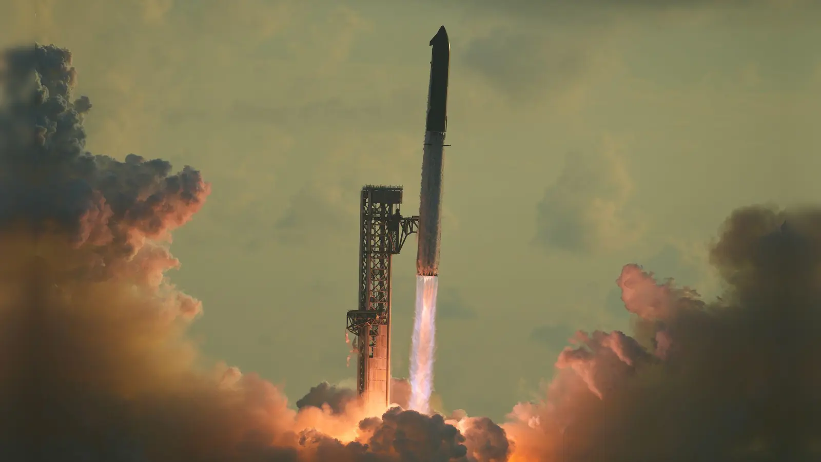 Das Raketensystem „Starship“ von SpaceX startet von Starbase in Texas zu einem Testflug (Foto: Eric Gay/AP/dpa)