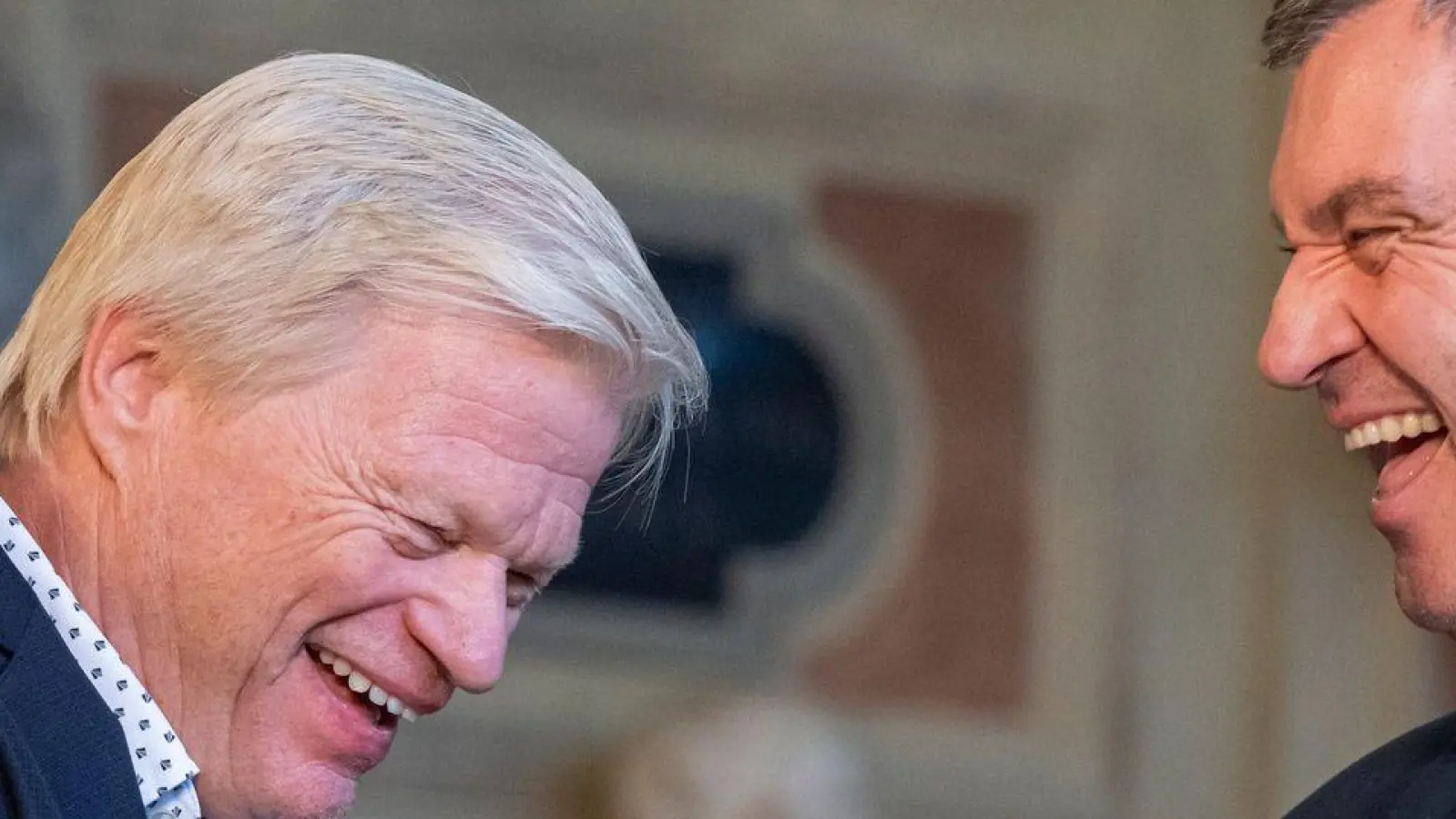Oliver Kahn (l) beim DFB? Die Idee wird ins Spiel gebracht. (Foto: Peter Kneffel/dpa)