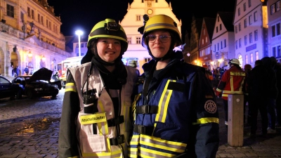 Lea Ehrlinger (links) und Felicia Koch hatten die Idee zur Übung. (Foto: Clarissa Kleinschrot)