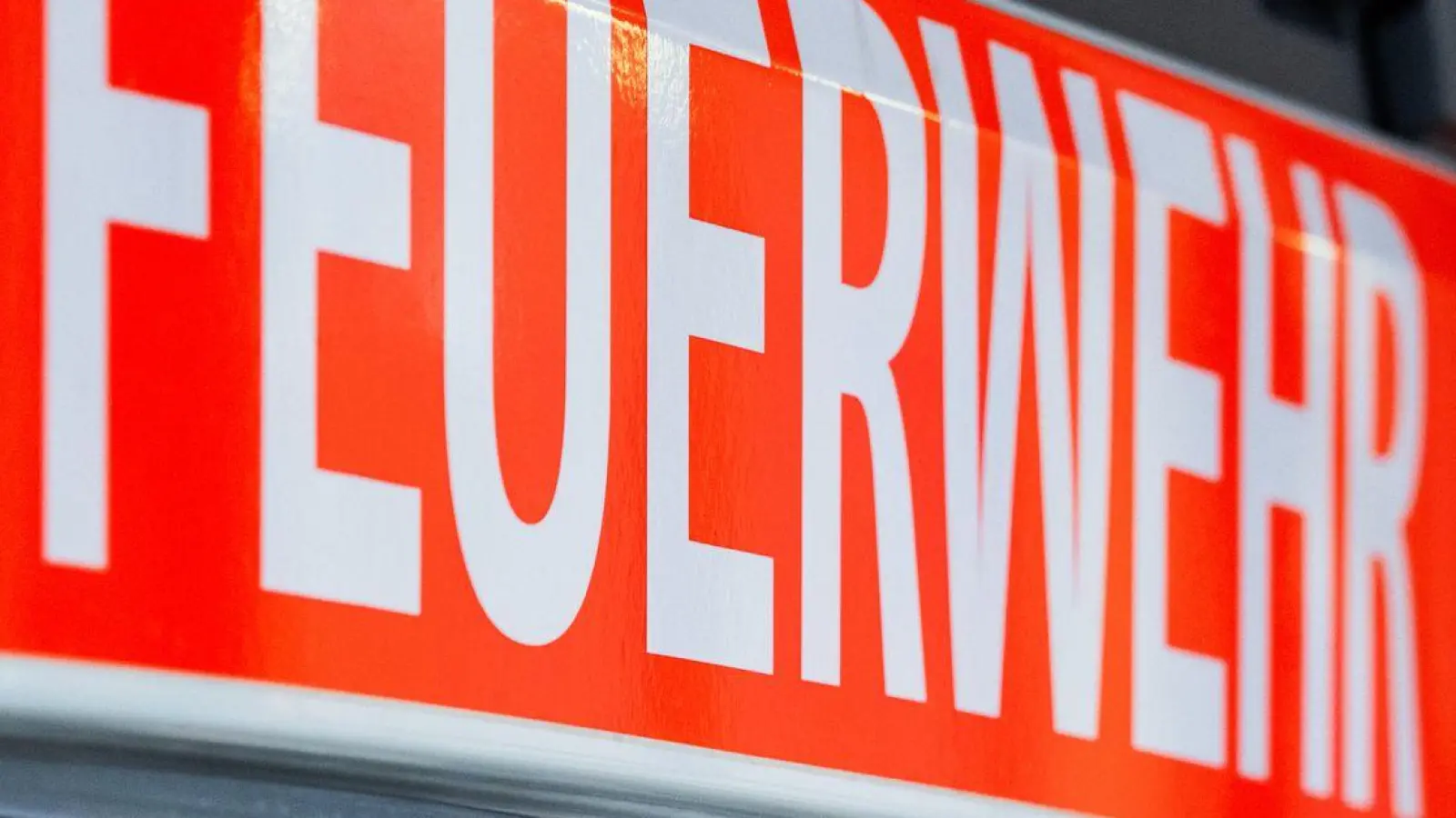 Feuerwehrleute versuchen die Flammen zu löschen. (Symbolbild) (Foto: Soeren Stache/dpa)