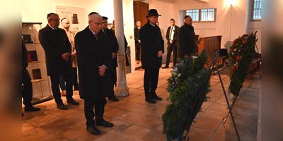 In der Synagoge in Ansbach legten Dr. Josef Schuster, Präsident des Zentralrats der Juden in Deutschland, Oberbürgermeister Thomas Deffner und Joino Pollak vom Landesverband israelitischer Kultusgemeinden in Bayern (von links) Kränze nieder. (Foto: Anne Ziegler)