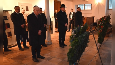 In der Synagoge in Ansbach legten Dr. Josef Schuster, Präsident des Zentralrats der Juden in Deutschland, Oberbürgermeister Thomas Deffner und Joino Pollak vom Landesverband israelitischer Kultusgemeinden in Bayern (von links) Kränze nieder. (Foto: Anne Ziegler)