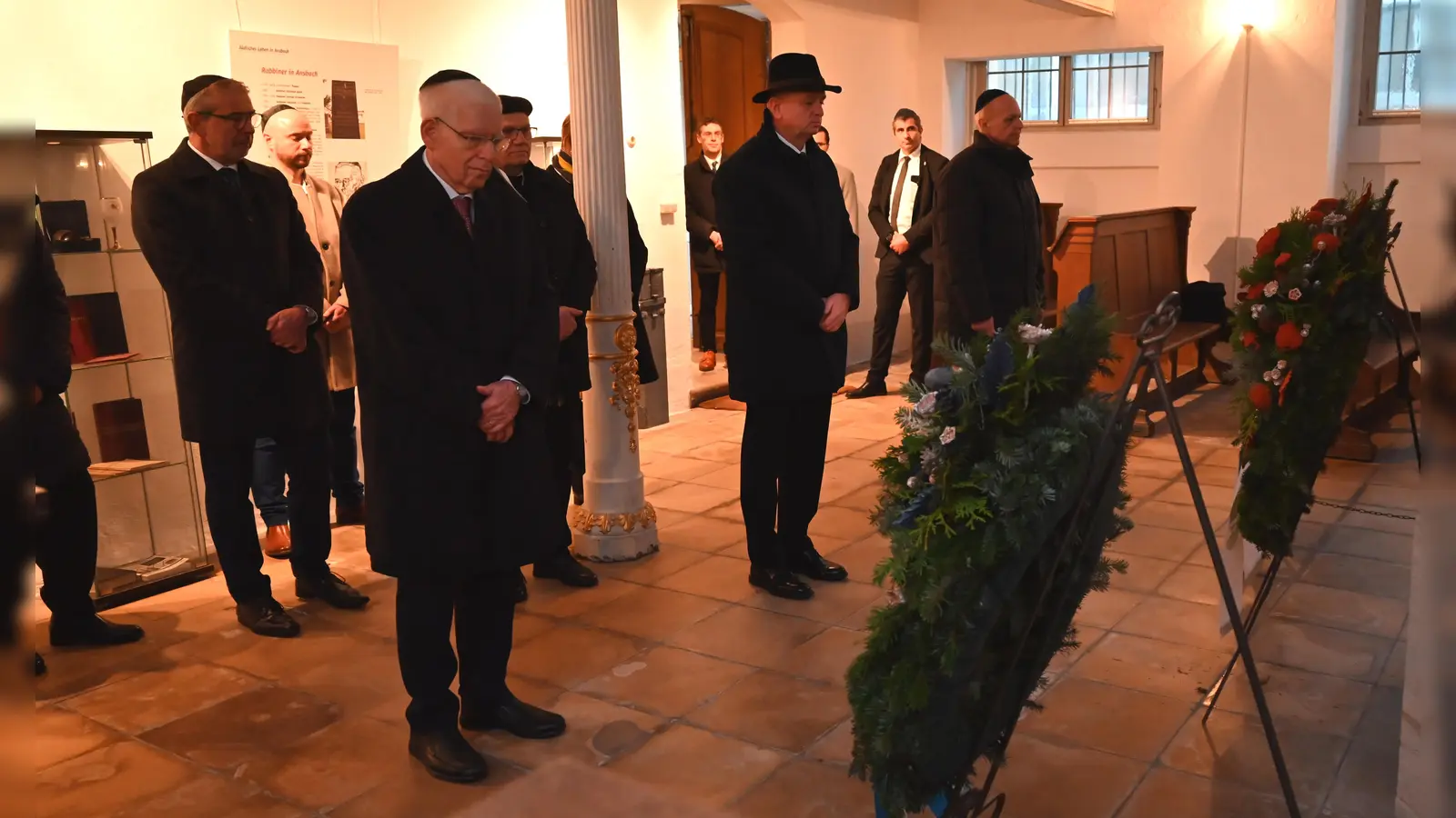 In der Synagoge in Ansbach legten Dr. Josef Schuster, Präsident des Zentralrats der Juden in Deutschland, Oberbürgermeister Thomas Deffner und Joino Pollak vom Landesverband israelitischer Kultusgemeinden in Bayern (von links) Kränze nieder. (Foto: Anne Ziegler)
