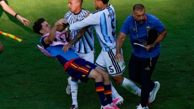 Die FIFA ermittelt nach den Vorfällen nach dem Ende des WM-Endspiels. (Foto: Yuki Iwamura/AP/dpa)