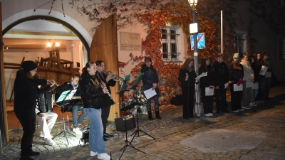 Am Standort der früheren Synagoge in Feuchtwangen riefen die Jugendlichen zusammen mit ihren Lehrkräften die schrecklichen Geschehnisse in der Nacht vom 9. auf den 10. November 1938 ins Gedächtnis und mahnten zu Toleranz. (Foto: Erich Herrmann)